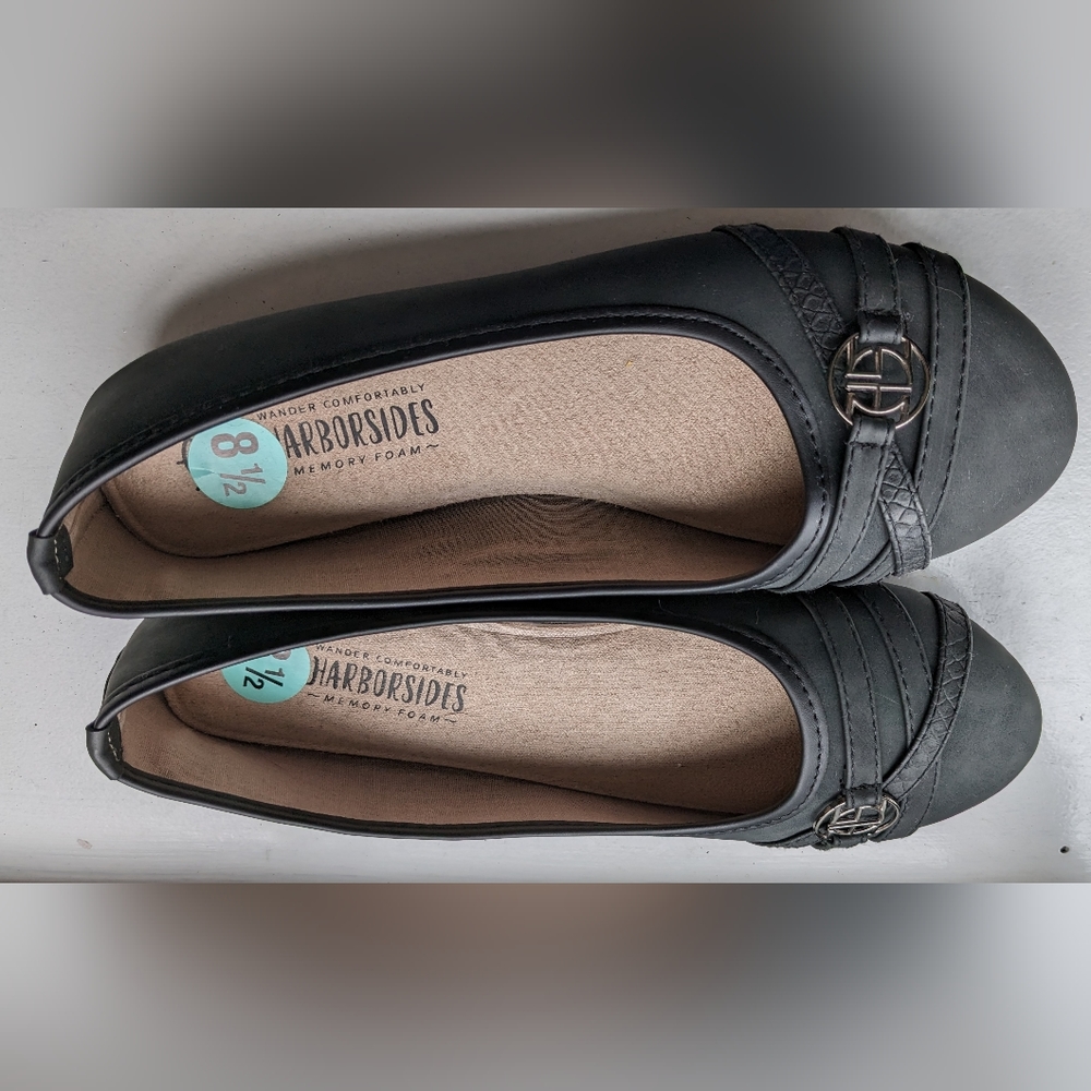 New Women’s black ballet flats NWT
